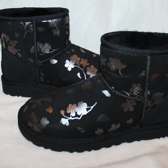 NIB UGG WOMEN'S FLORAL METALLIC‎ MINI SUEDE SHEARLING LINED BOOTS BLACK SILVER - Picture 3 of 8